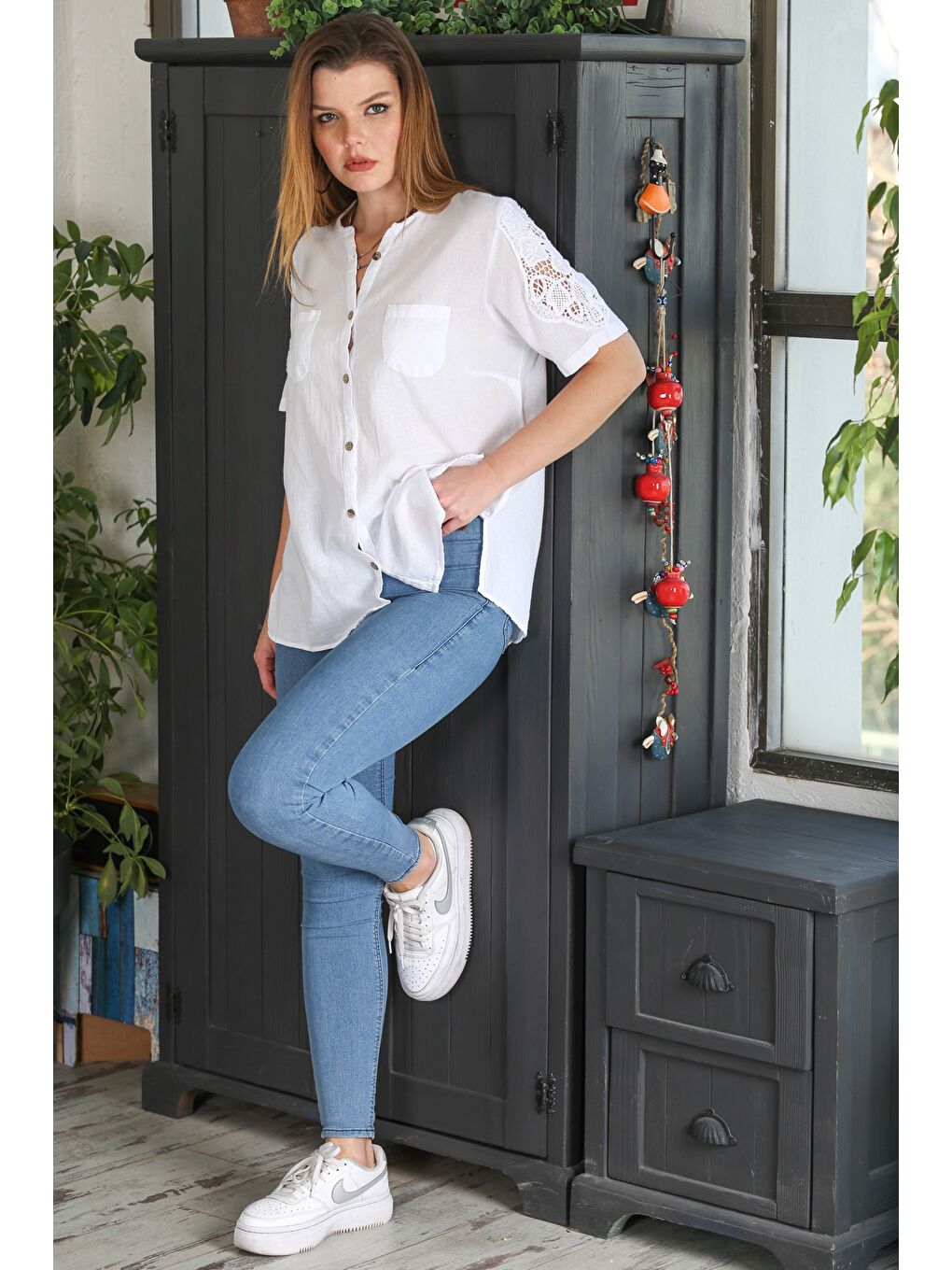 Beyaz Patlı Yaka Dantelli Kol Düğmeli Çift Cepli Yırtmaçlı Yıkamalı Casual Dokuma Bluz-3