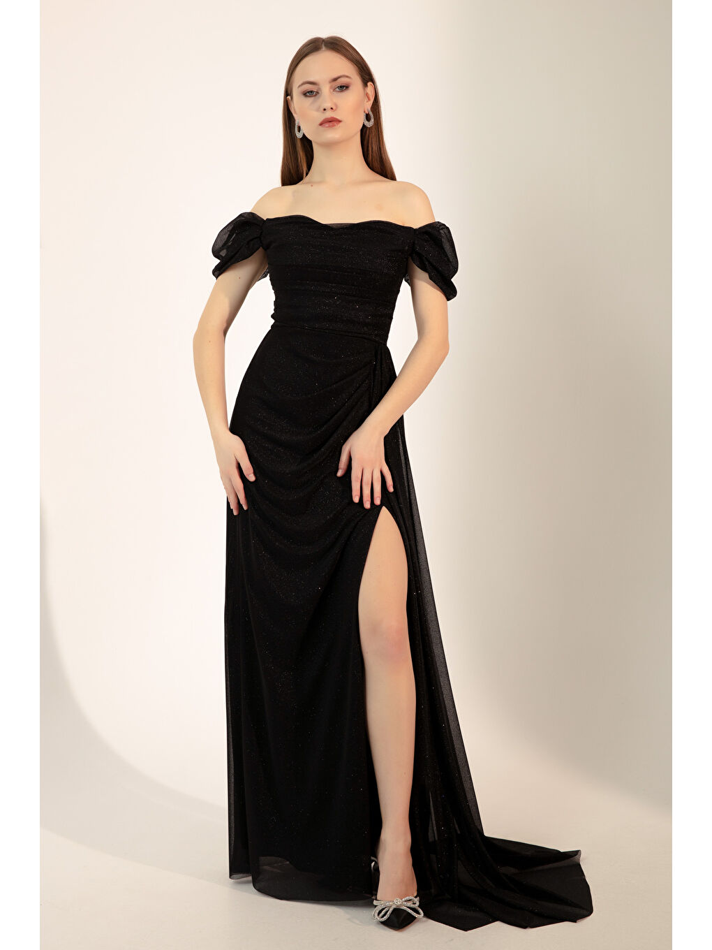 Kadın Siyah Kayık Yaka Drapeli Yırtmaçlı Uzun Simli Abiye Elbise-1