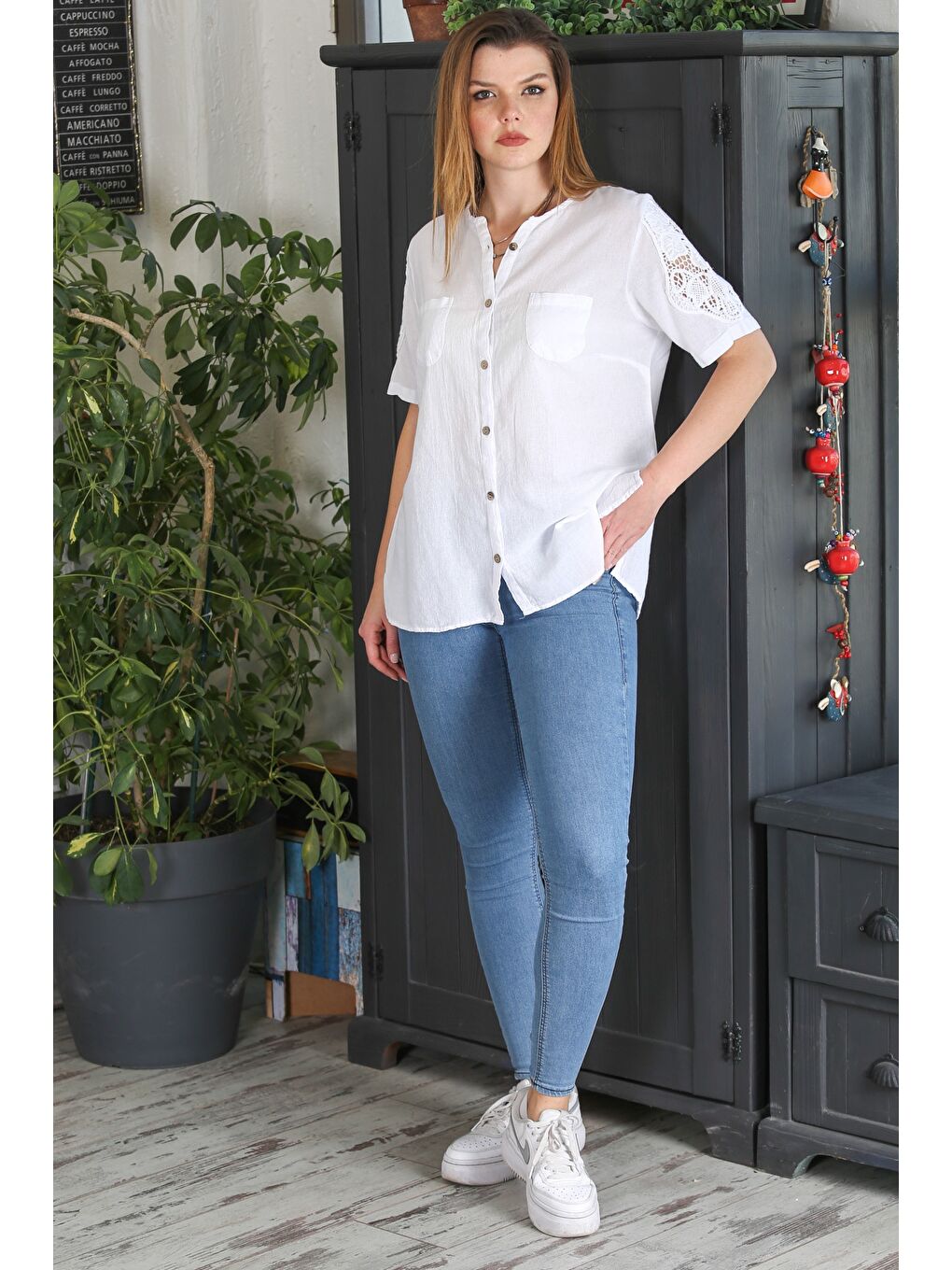 Beyaz Patlı Yaka Dantelli Kol Düğmeli Çift Cepli Yırtmaçlı Yıkamalı Casual Dokuma Bluz-4