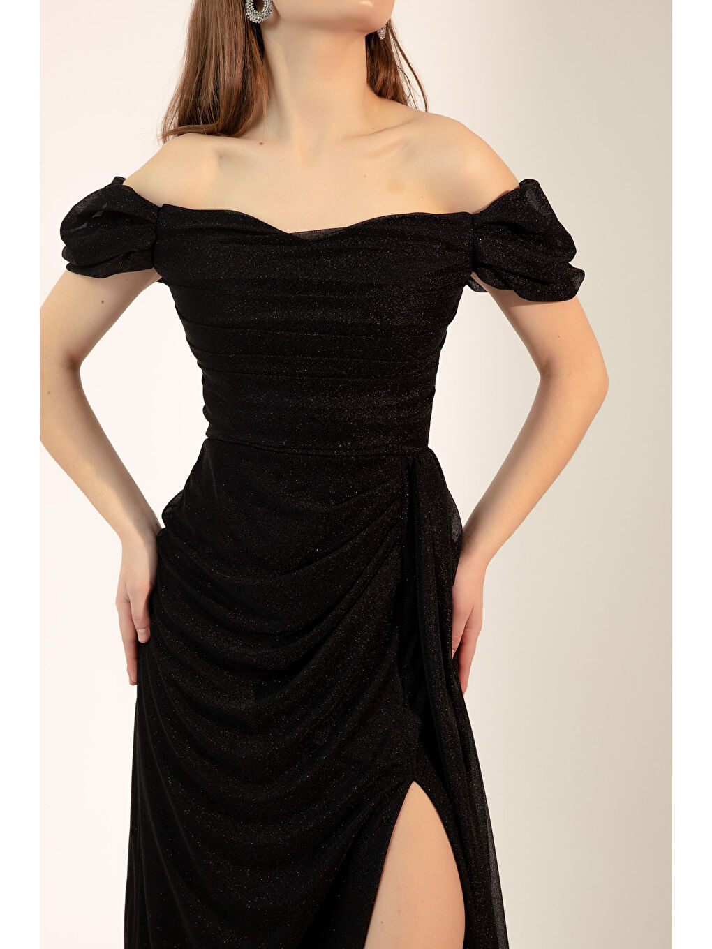 Kadın Siyah Kayık Yaka Drapeli Yırtmaçlı Uzun Simli Abiye Elbise-3