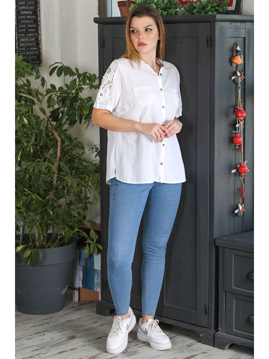Beyaz Patlı Yaka Dantelli Kol Düğmeli Çift Cepli Yırtmaçlı Yıkamalı Casual Dokuma Bluz-5