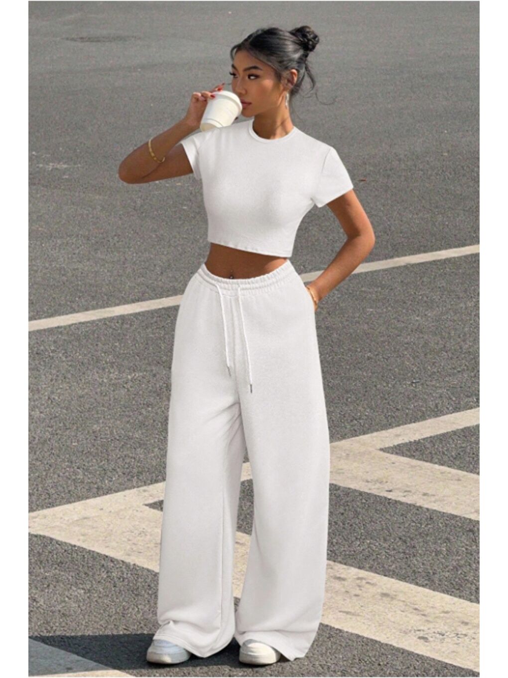 Beyaz Kadın Crop Tişört ve Yüksek Bel Bol Paça Eşofman Altı Takımı Rahat Günlük Spor Kombin