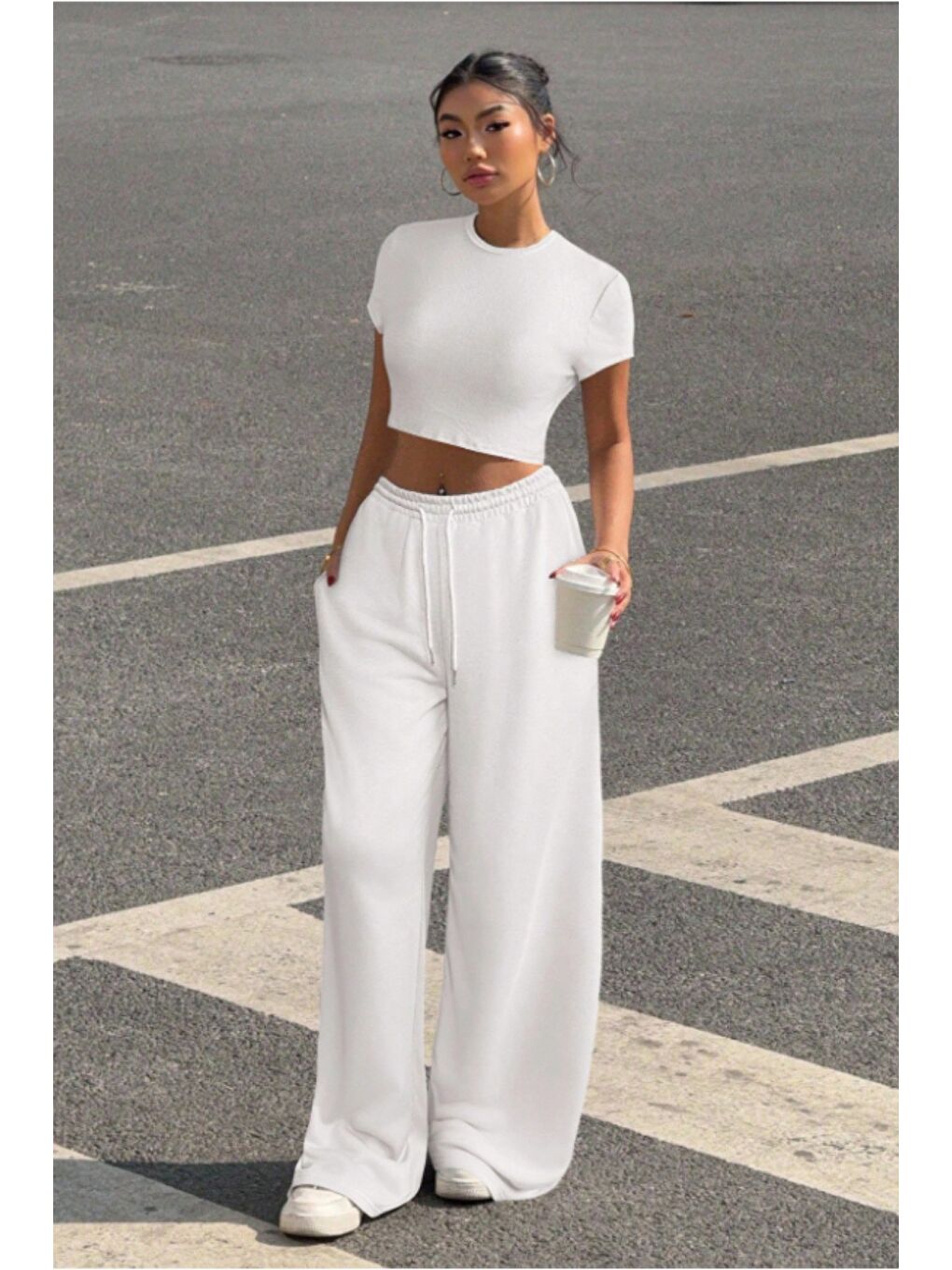Beyaz Kadın Crop Tişört ve Yüksek Bel Bol Paça Eşofman Altı Takımı Rahat Günlük Spor Kombin-1