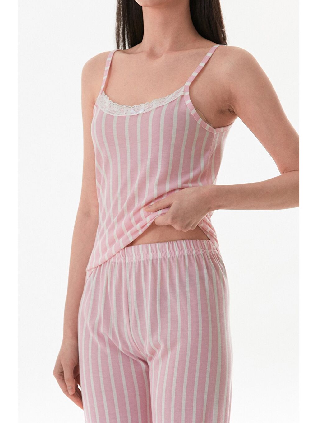 Pembe İnce Çizgili Askılı Dantelli Pijama Takımı-4