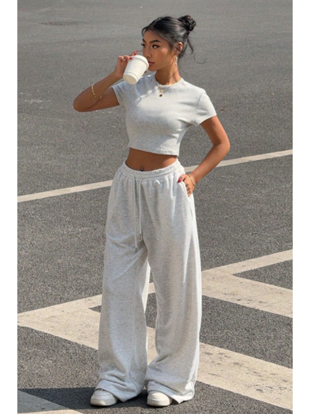 Gri Kadın Crop Tişört ve Yüksek Bel Bol Paça Eşofman Altı Takımı Rahat Günlük Spor Kombin