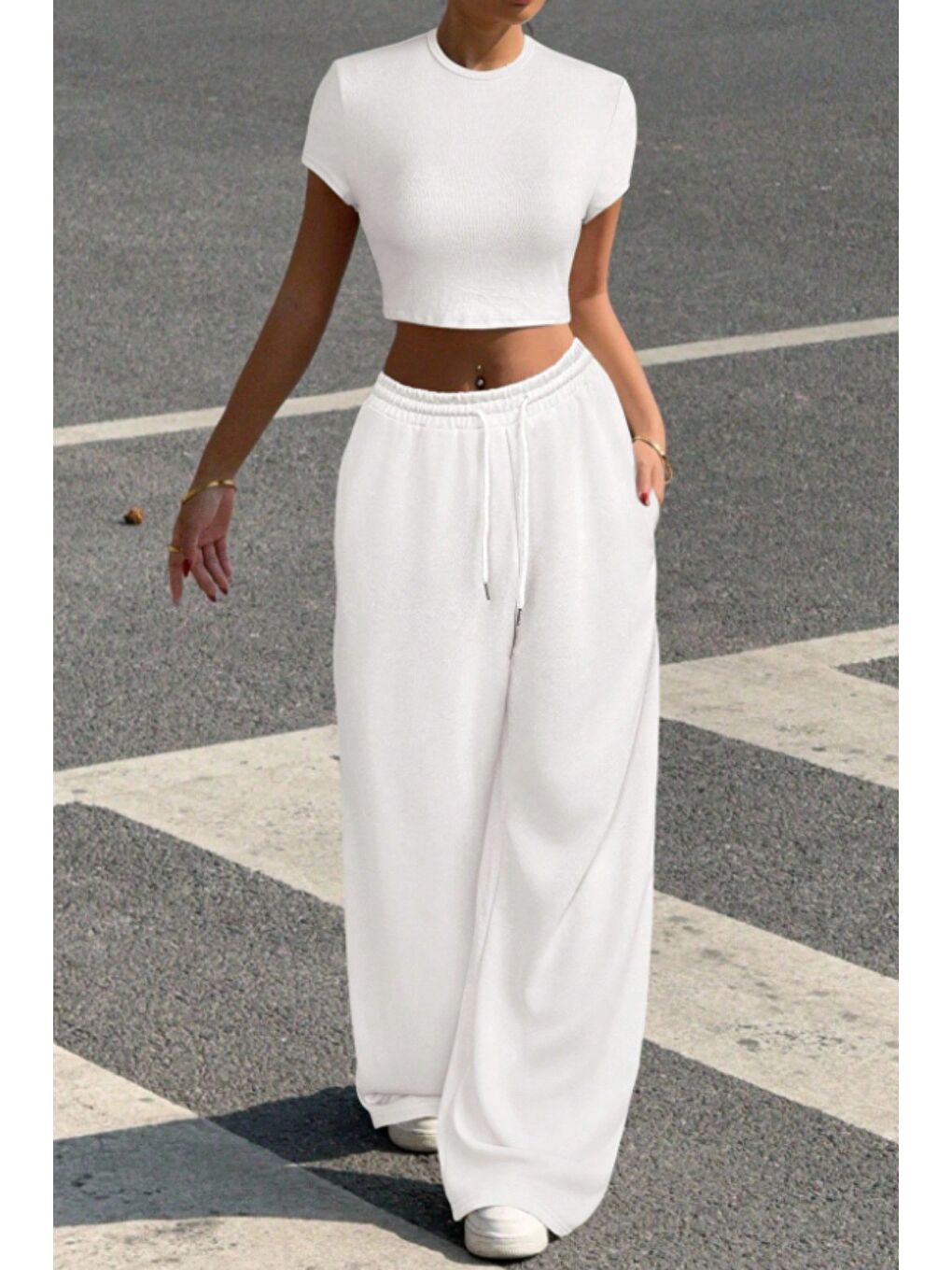 Beyaz Kadın Crop Tişört ve Yüksek Bel Bol Paça Eşofman Altı Takımı Rahat Günlük Spor Kombin-2