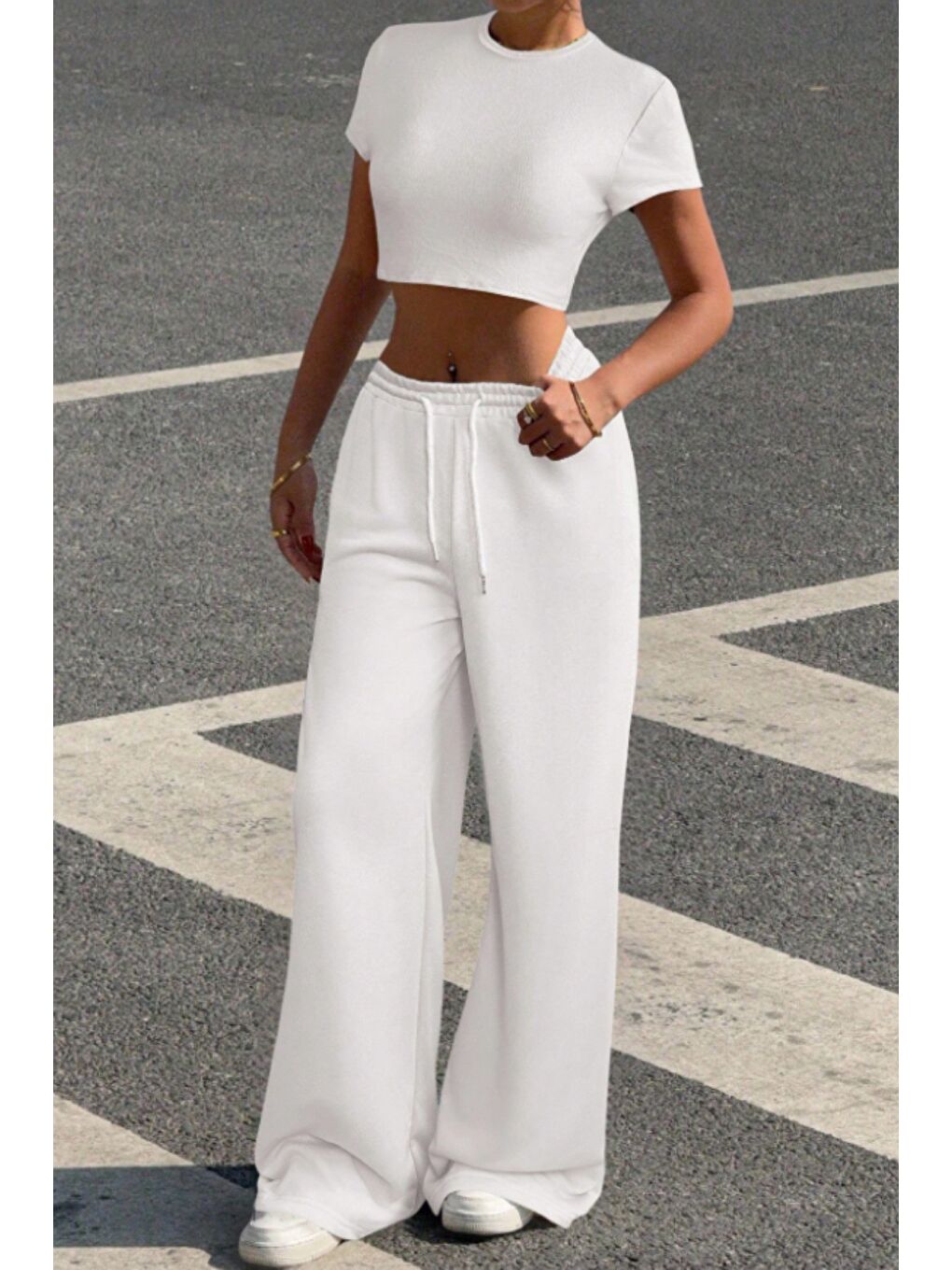Beyaz Kadın Crop Tişört ve Yüksek Bel Bol Paça Eşofman Altı Takımı Rahat Günlük Spor Kombin-3