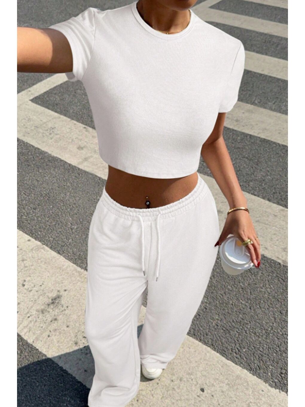 Beyaz Kadın Crop Tişört ve Yüksek Bel Bol Paça Eşofman Altı Takımı Rahat Günlük Spor Kombin-4