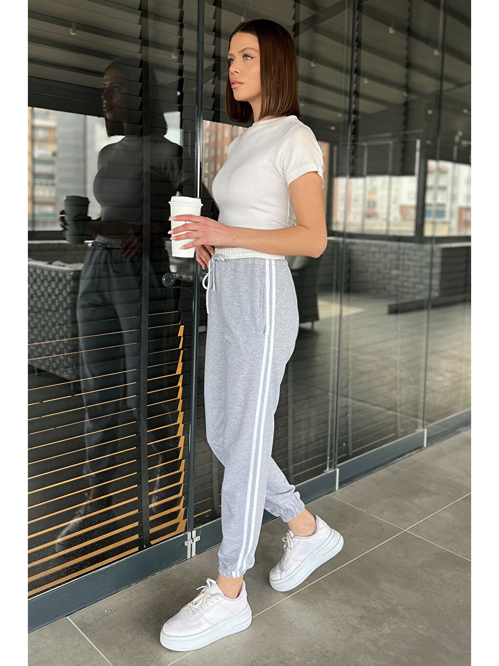 Gri Bel Ve Paça Lastikli Yan Şeritli Kadın Eşofman Altı-1
