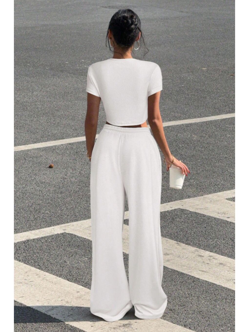 Beyaz Kadın Crop Tişört ve Yüksek Bel Bol Paça Eşofman Altı Takımı Rahat Günlük Spor Kombin-6
