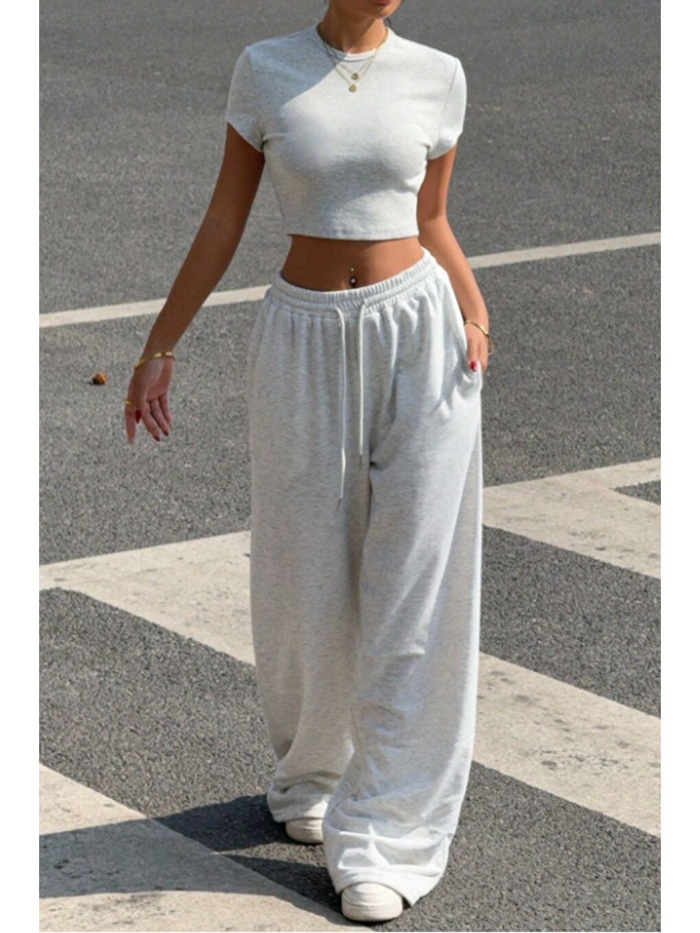 Gri Kadın Crop Tişört ve Yüksek Bel Bol Paça Eşofman Altı Takımı Rahat Günlük Spor Kombin-2