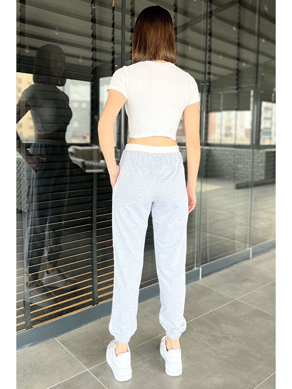 Gri Bel Ve Paça Lastikli Yan Şeritli Kadın Eşofman Altı-2