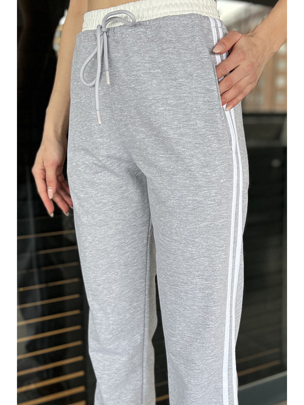 Gri Bel Ve Paça Lastikli Yan Şeritli Kadın Eşofman Altı-3