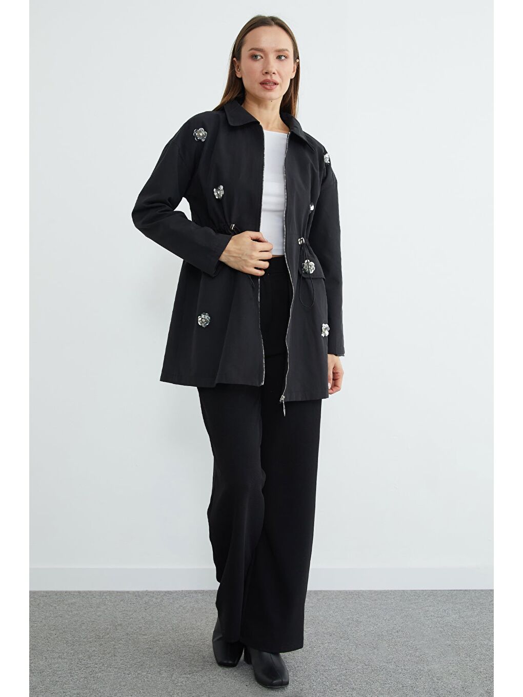 Siyah Çiçek İşlemeli Beli Lastikli Trençkot-1