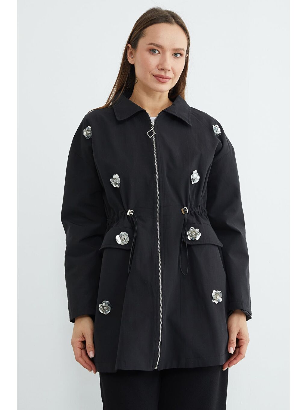 Siyah Çiçek İşlemeli Beli Lastikli Trençkot-2