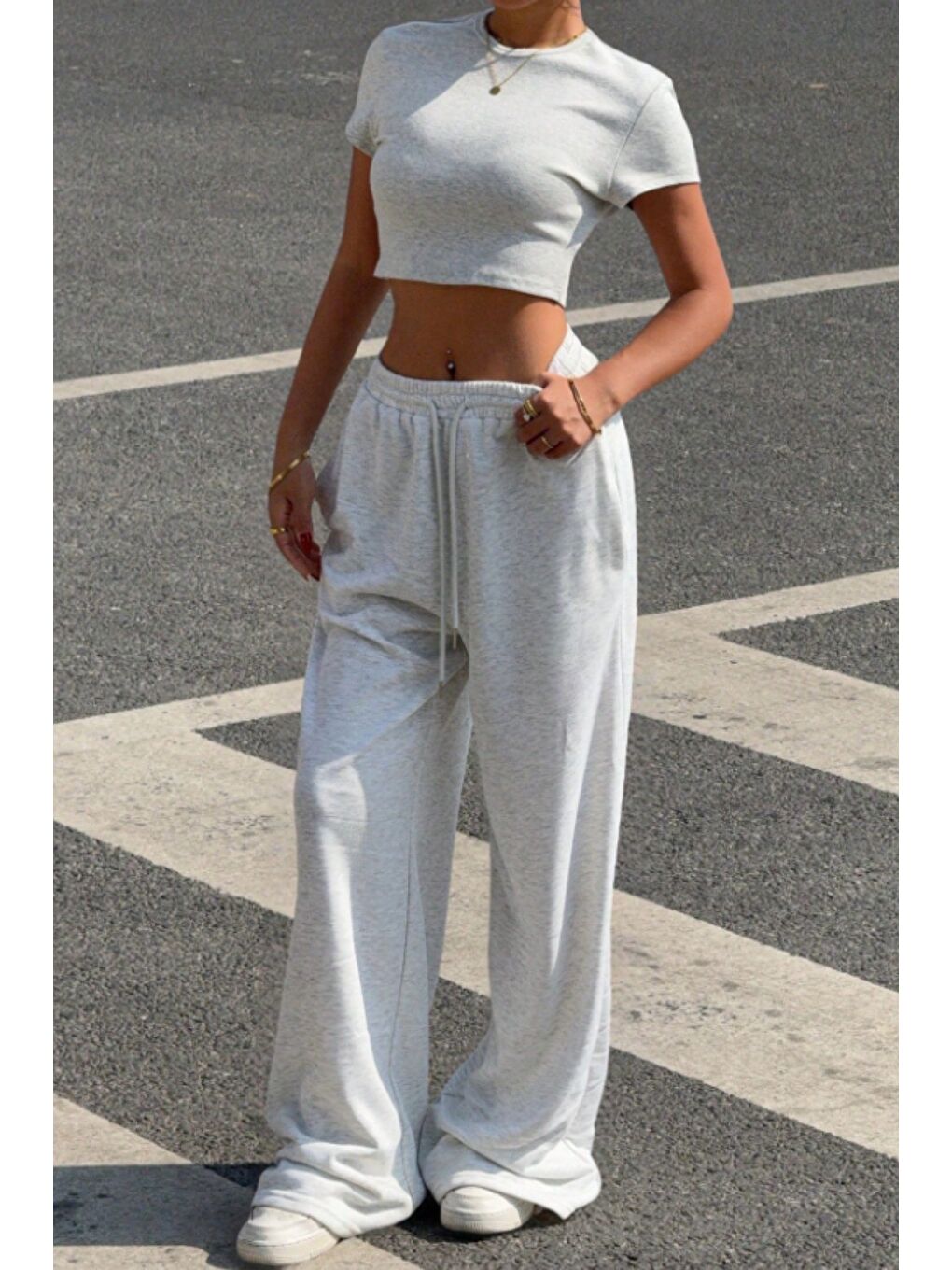 Gri Kadın Crop Tişört ve Yüksek Bel Bol Paça Eşofman Altı Takımı Rahat Günlük Spor Kombin-4