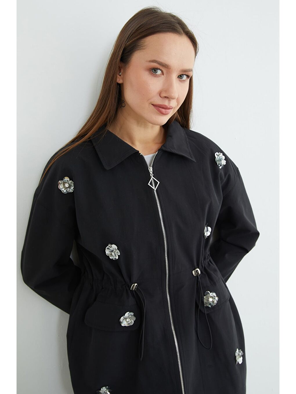 Siyah Çiçek İşlemeli Beli Lastikli Trençkot-4