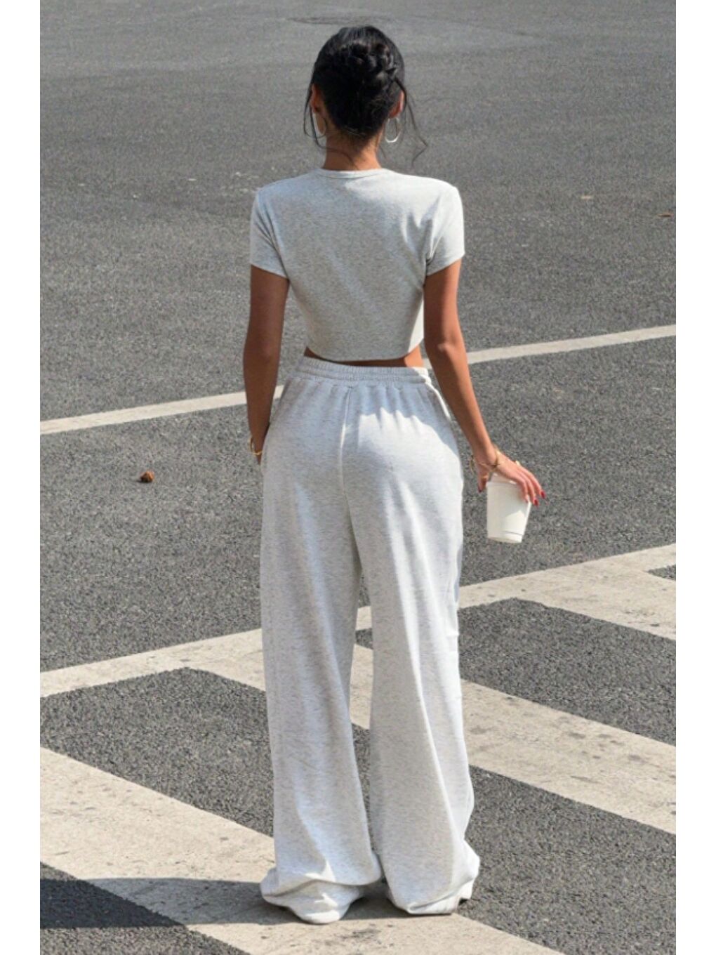 Gri Kadın Crop Tişört ve Yüksek Bel Bol Paça Eşofman Altı Takımı Rahat Günlük Spor Kombin-5