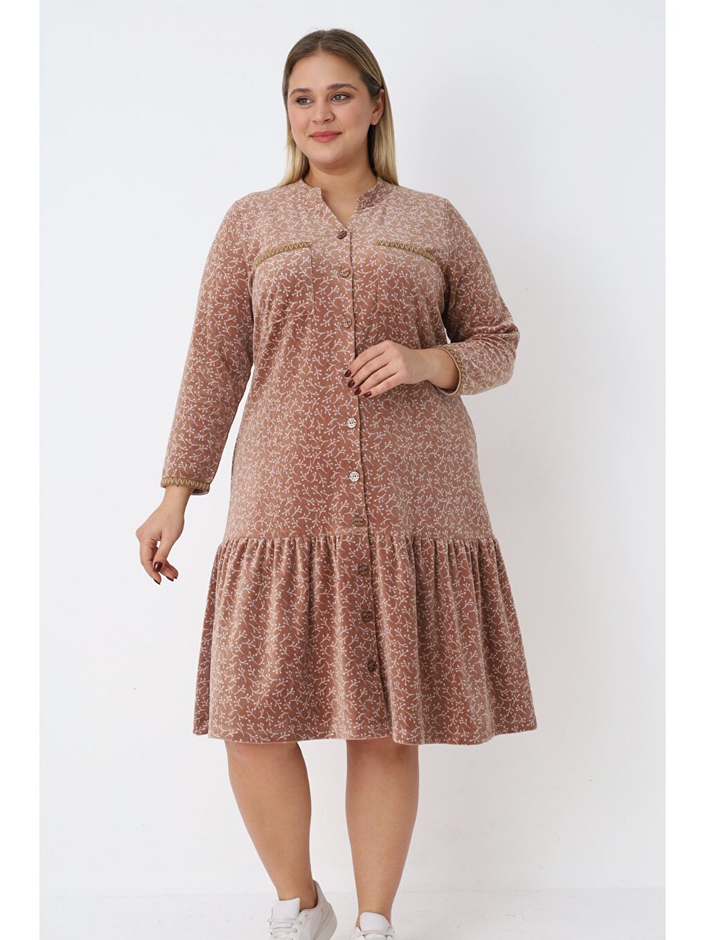 Kahverengi Kadın Büyük Beden Desenli Boydan Düğmeli Pamuklu Kadife Volanlı Uzun Kollu Elbise