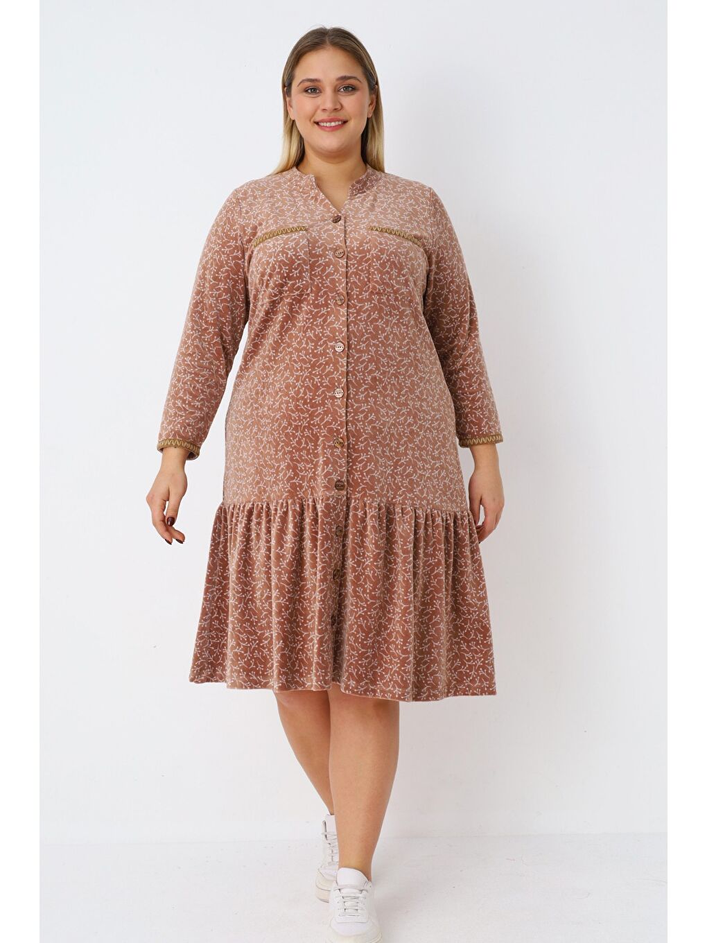 Kahverengi Kadın Büyük Beden Desenli Boydan Düğmeli Pamuklu Kadife Volanlı Uzun Kollu Elbise-1