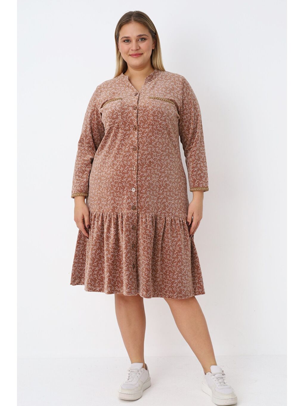 Kahverengi Kadın Büyük Beden Desenli Boydan Düğmeli Pamuklu Kadife Volanlı Uzun Kollu Elbise-2