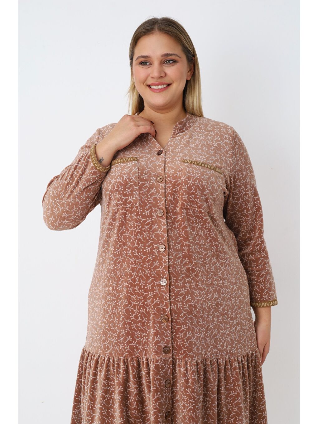 Kahverengi Kadın Büyük Beden Desenli Boydan Düğmeli Pamuklu Kadife Volanlı Uzun Kollu Elbise-3