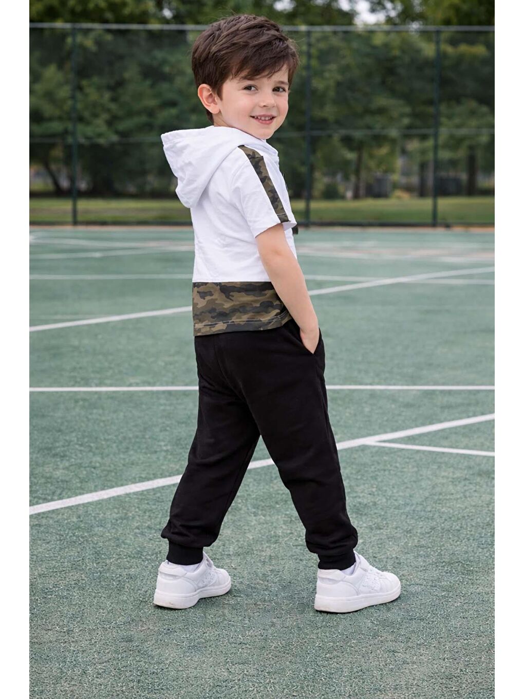 Erkek Çocuk Kapüşonlu ve Kamuflaj Desenli T-Shirt Paçası Lastikli Siyah Eşofman Takım-1