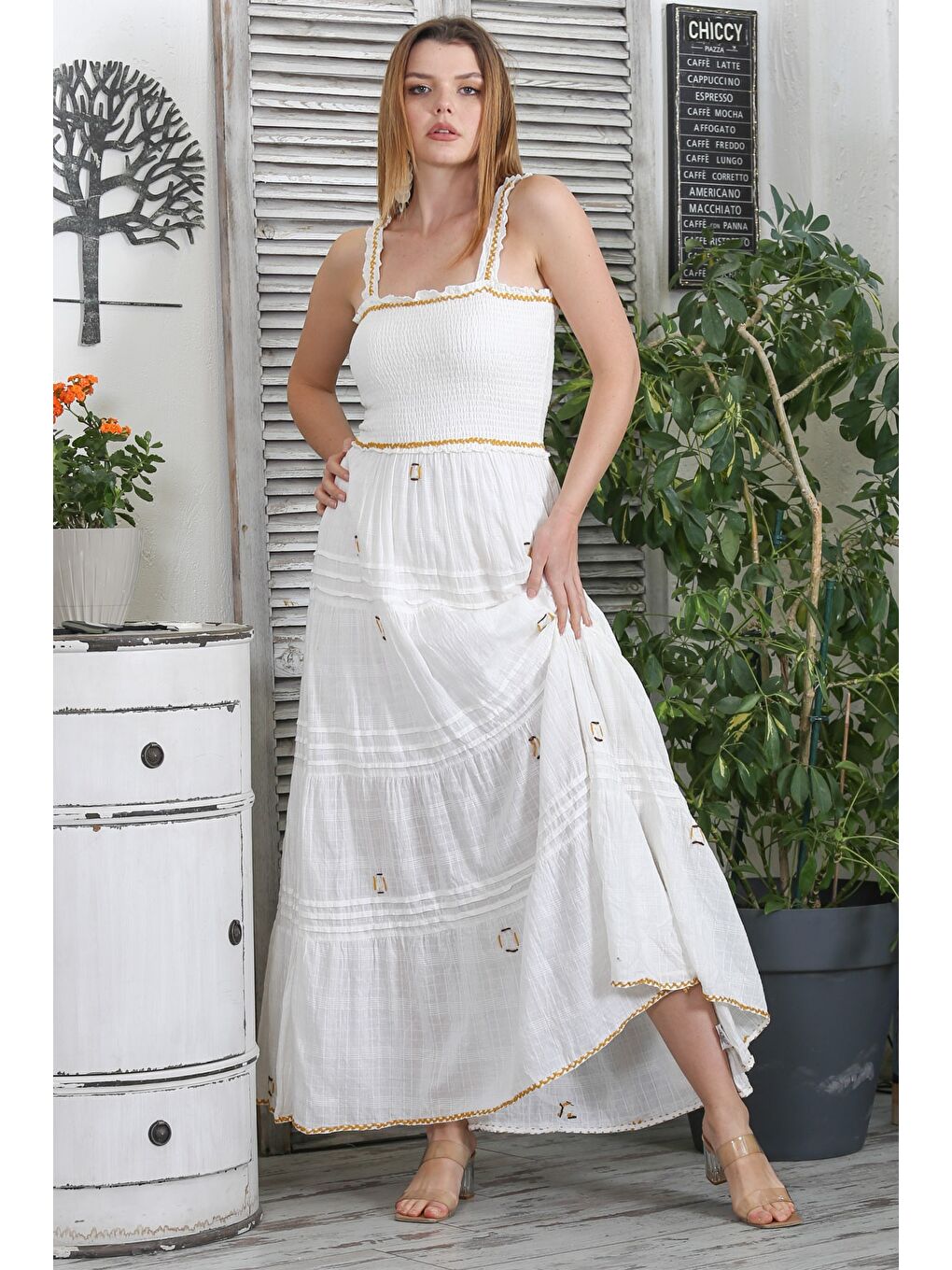 Beyaz Straplez Askılı Astarlı Fırfırlı Nakışlı Dokuma Lastikli Bel Tasarım Elbise-4