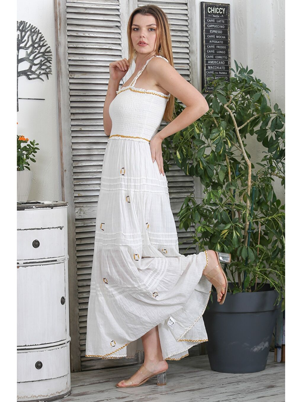 Beyaz Straplez Askılı Astarlı Fırfırlı Nakışlı Dokuma Lastikli Bel Tasarım Elbise-5