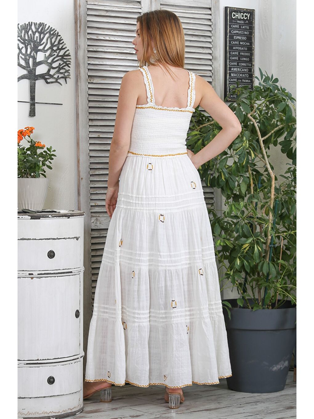 Beyaz Straplez Askılı Astarlı Fırfırlı Nakışlı Dokuma Lastikli Bel Tasarım Elbise-6