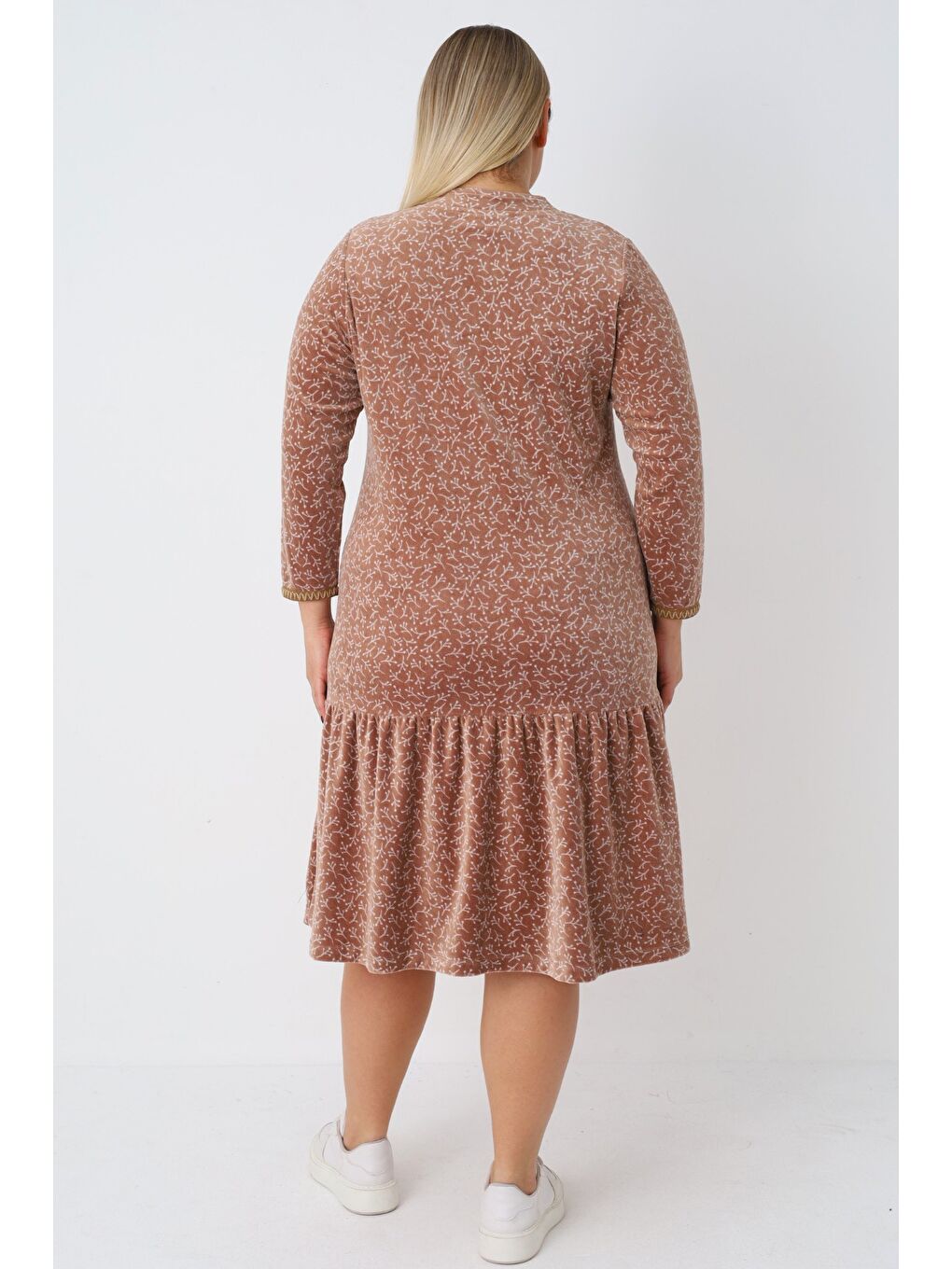 Kahverengi Kadın Büyük Beden Desenli Boydan Düğmeli Pamuklu Kadife Volanlı Uzun Kollu Elbise-5