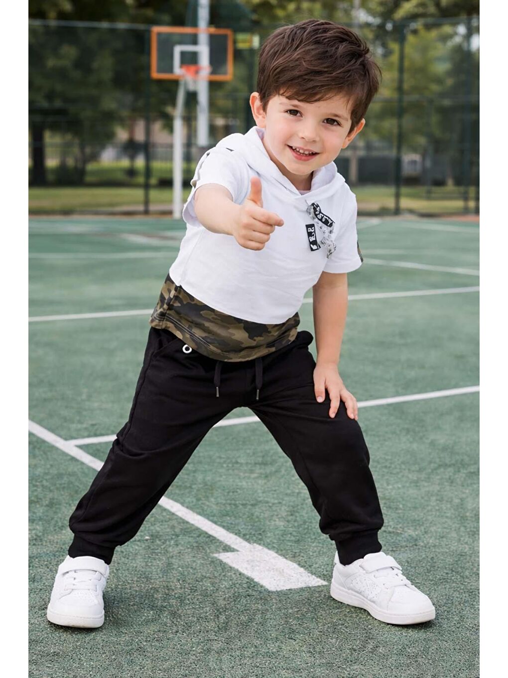 Erkek Çocuk Kapüşonlu ve Kamuflaj Desenli T-Shirt Paçası Lastikli Siyah Eşofman Takım-2