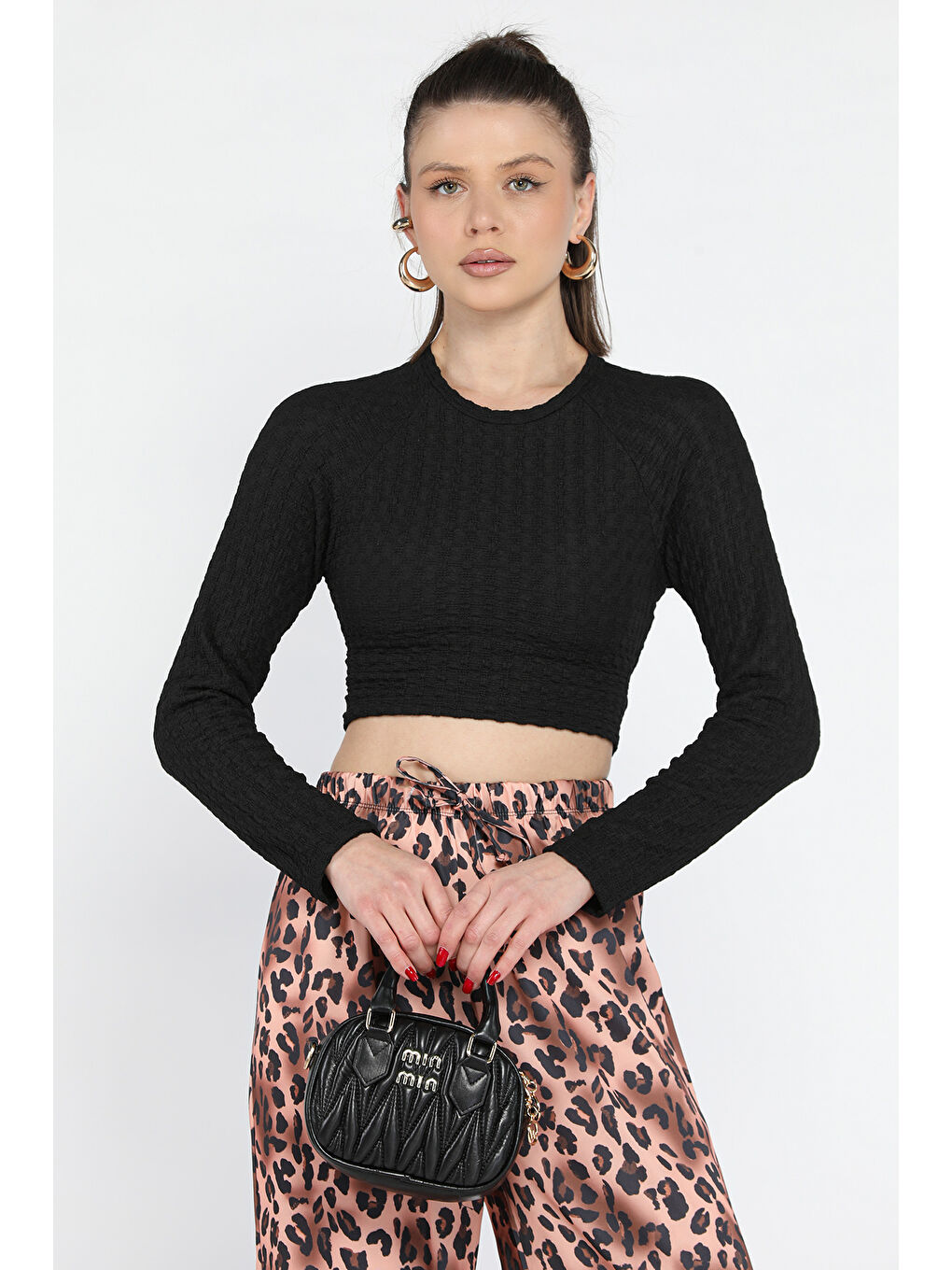 Gülseli Siyah Bel Lastikli Ve Bağlamalı Kadın Kabartma Desen Crop Top Bluz