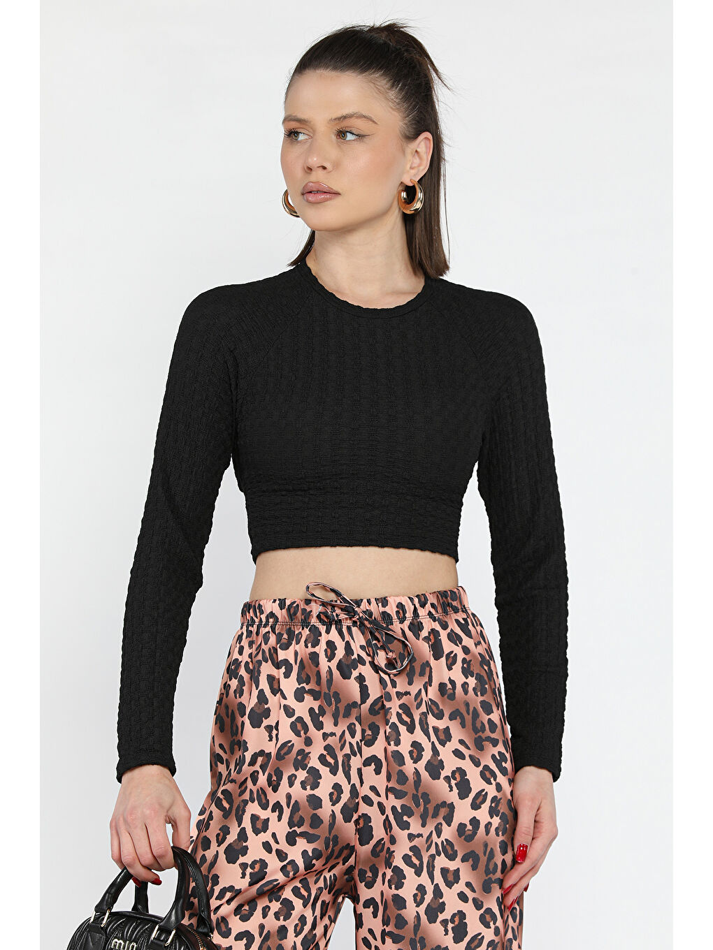 Gülseli Siyah Bel Lastikli Ve Bağlamalı Kadın Kabartma Desen Crop Top Bluz - 1