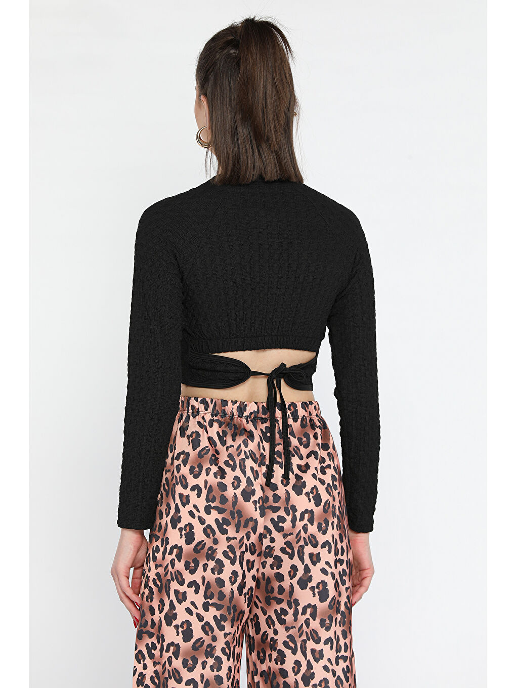 Gülseli Siyah Bel Lastikli Ve Bağlamalı Kadın Kabartma Desen Crop Top Bluz - 2