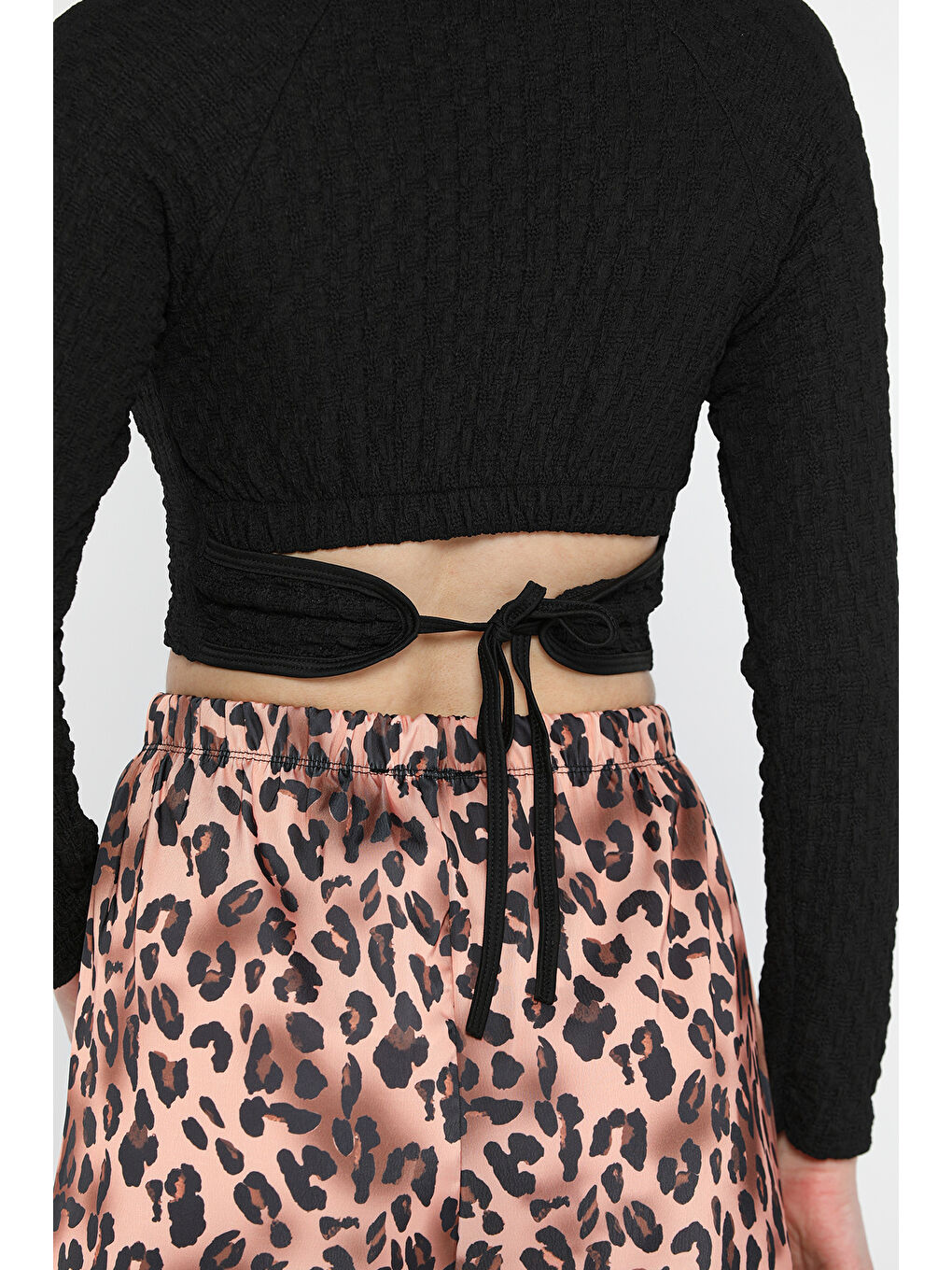 Gülseli Siyah Bel Lastikli Ve Bağlamalı Kadın Kabartma Desen Crop Top Bluz - 3