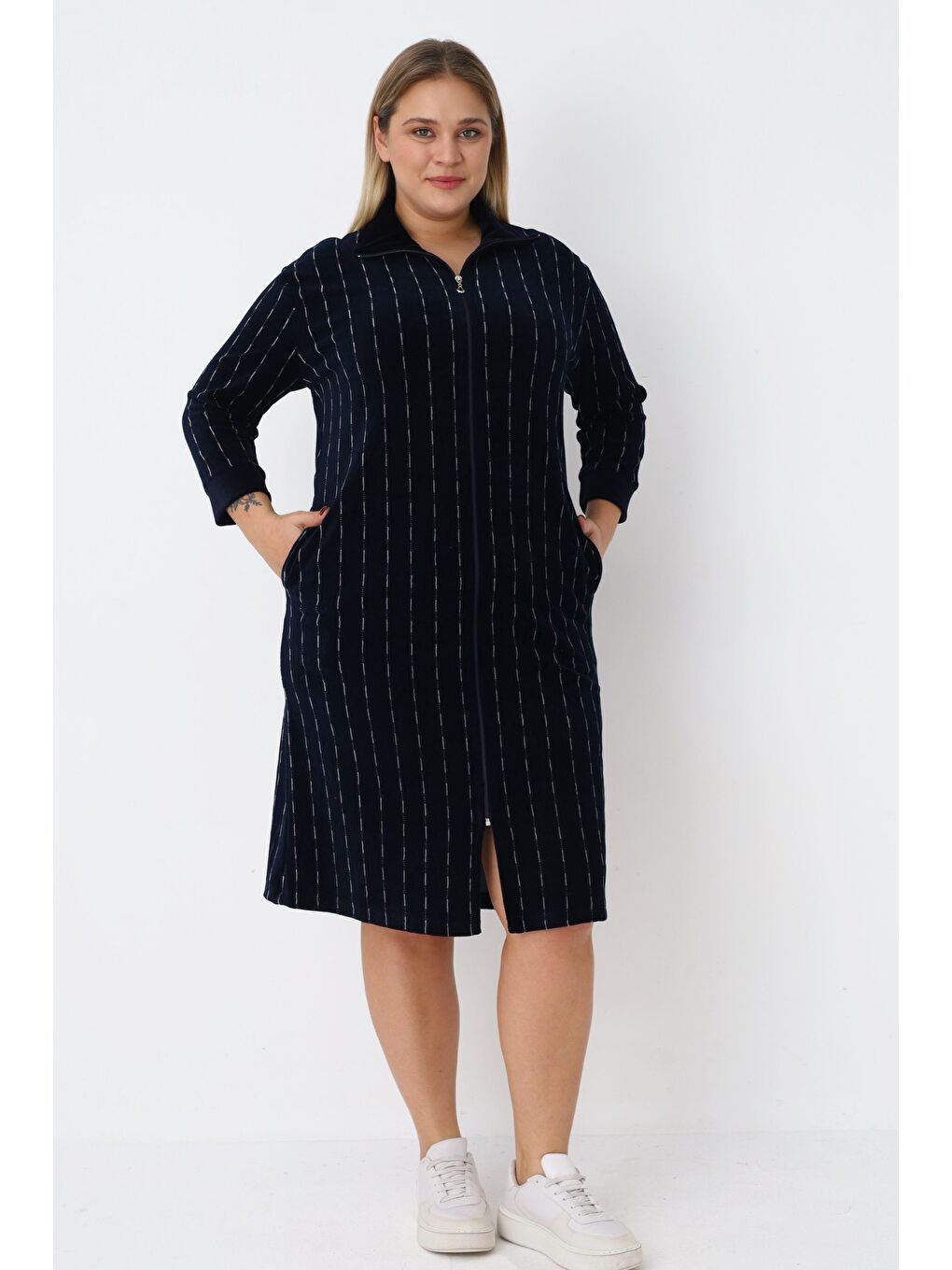 Kadın Büyük Beden Lacivert Çizgili Pamuklu Kadife Fermuarlı Cepli Truvakar Kollu Elbise-1