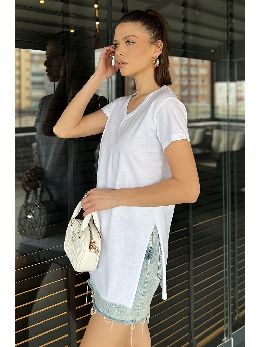 Gülseli Beyaz V Yaka Yan Yırtmaçlı Kadın Tişört - 1