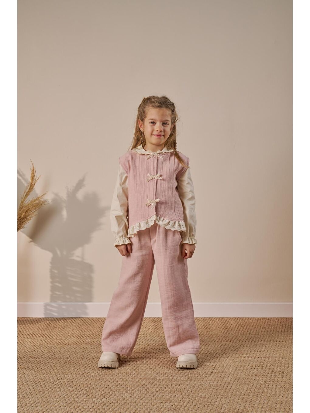 Pembe Kız Çocuk Pamuklu Pudra Fiyonk Detaylı Müslin Takım - 3'Lü Bluz Yelek Pantolon-1