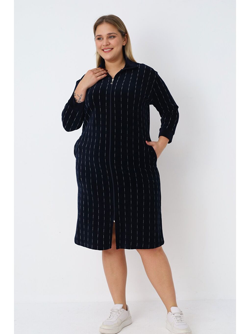 Kadın Büyük Beden Lacivert Çizgili Pamuklu Kadife Fermuarlı Cepli Truvakar Kollu Elbise-4