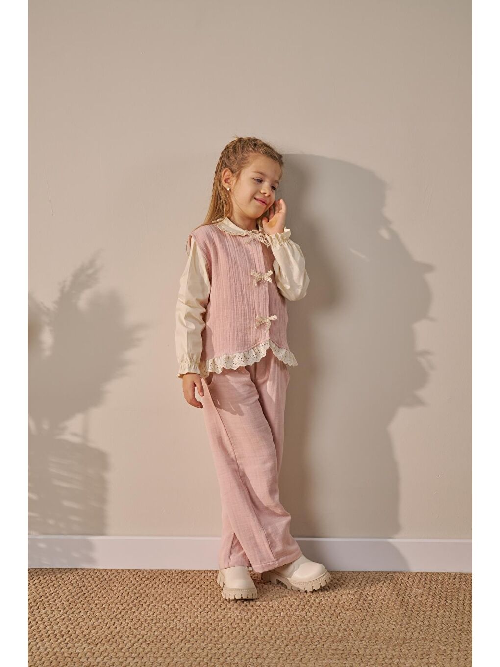 Pembe Kız Çocuk Pamuklu Pudra Fiyonk Detaylı Müslin Takım - 3'Lü Bluz Yelek Pantolon-3