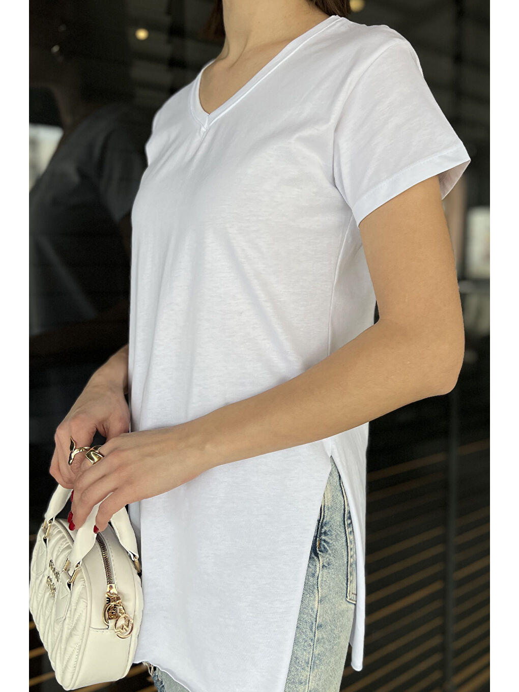 Gülseli Beyaz V Yaka Yan Yırtmaçlı Kadın Tişört - 3