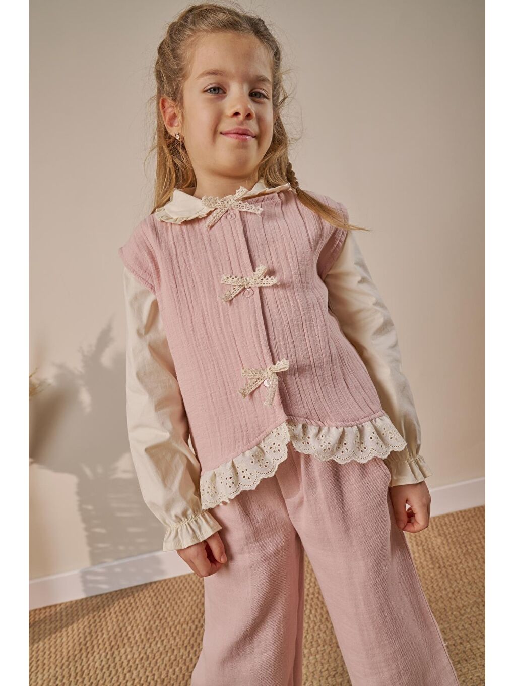 Pembe Kız Çocuk Pamuklu Pudra Fiyonk Detaylı Müslin Takım - 3'Lü Bluz Yelek Pantolon-5