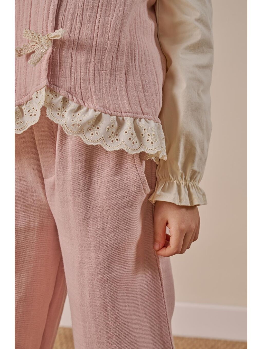 Pembe Kız Çocuk Pamuklu Pudra Fiyonk Detaylı Müslin Takım - 3'Lü Bluz Yelek Pantolon-7