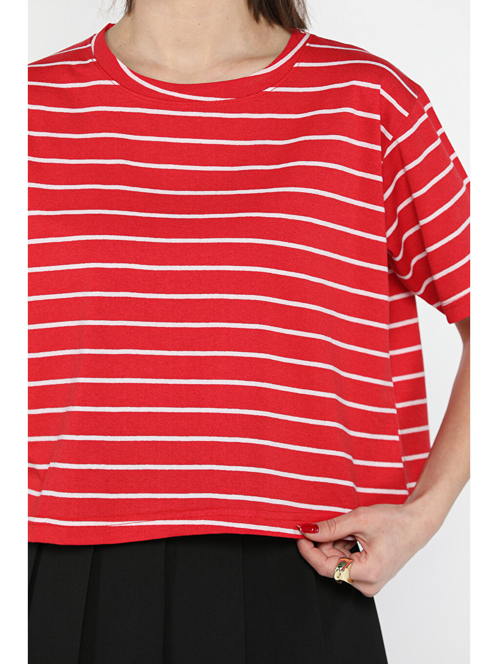 Kırmızı Bisiklet Yaka Çizgili Kadın Tişört-3