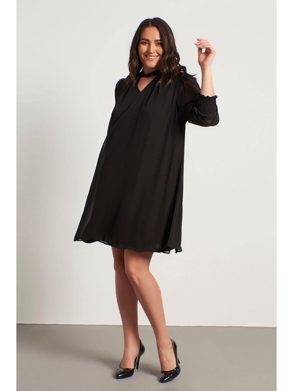 Siyah Yaka Detaylı Gipeli Şifon Elbise