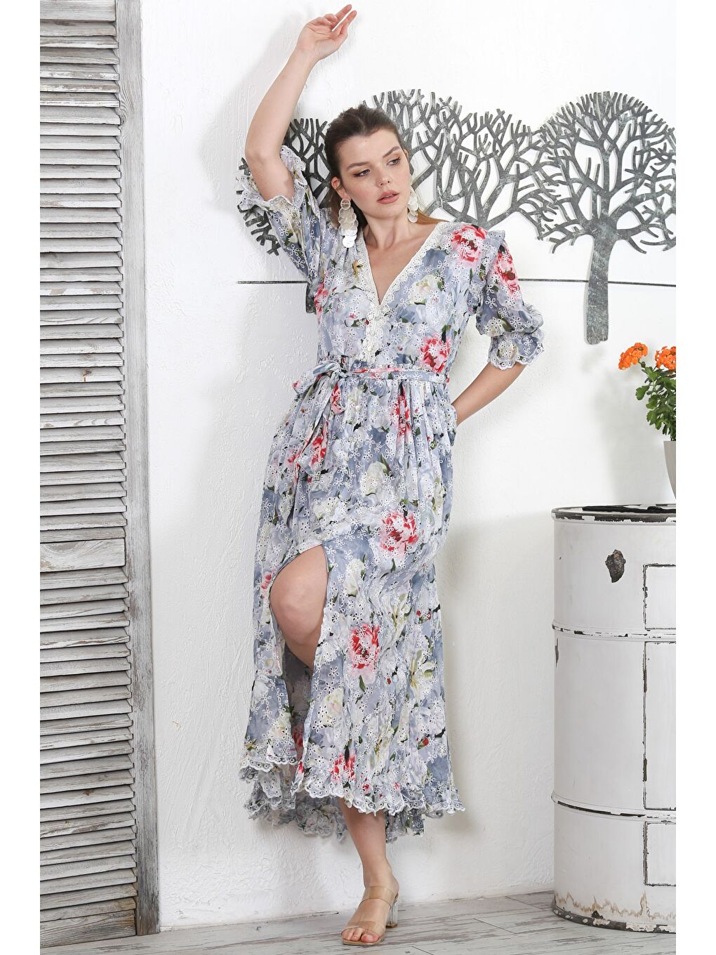 Bej-Mavi V Yaka Çiçekli Düğmeli Astarlı Kol Ve Etek Ucu Fırfırlı Dokuma Tasarım Fistolu Elbise-2