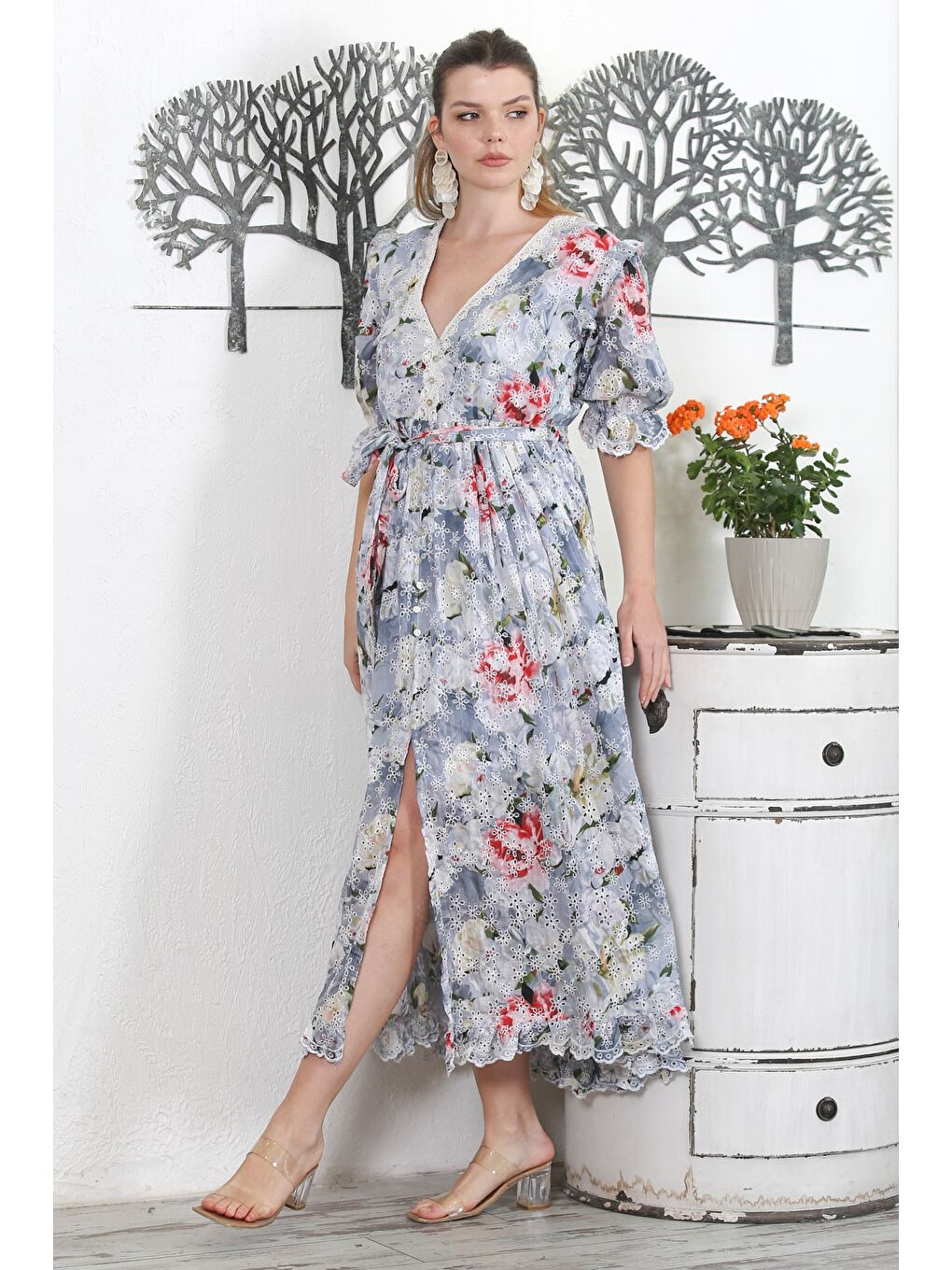 Bej-Mavi V Yaka Çiçekli Düğmeli Astarlı Kol Ve Etek Ucu Fırfırlı Dokuma Tasarım Fistolu Elbise-3