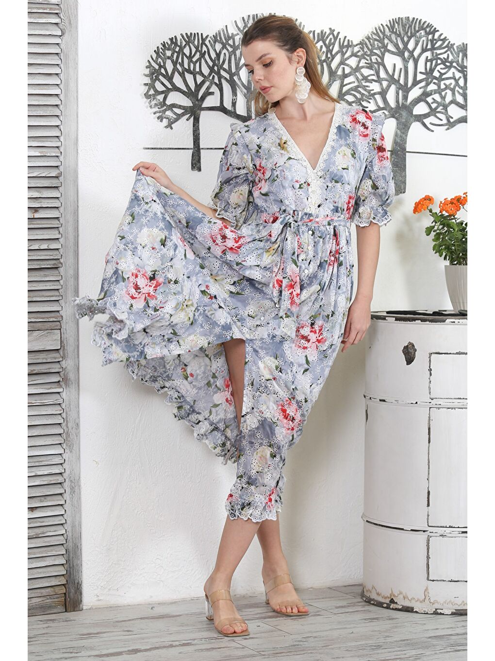 Bej-Mavi V Yaka Çiçekli Düğmeli Astarlı Kol Ve Etek Ucu Fırfırlı Dokuma Tasarım Fistolu Elbise-4