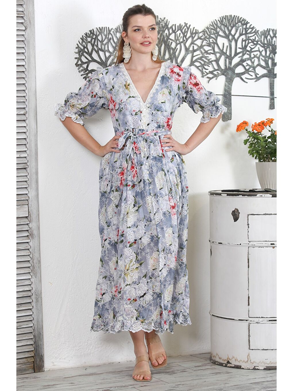 Bej-Mavi V Yaka Çiçekli Düğmeli Astarlı Kol Ve Etek Ucu Fırfırlı Dokuma Tasarım Fistolu Elbise-5